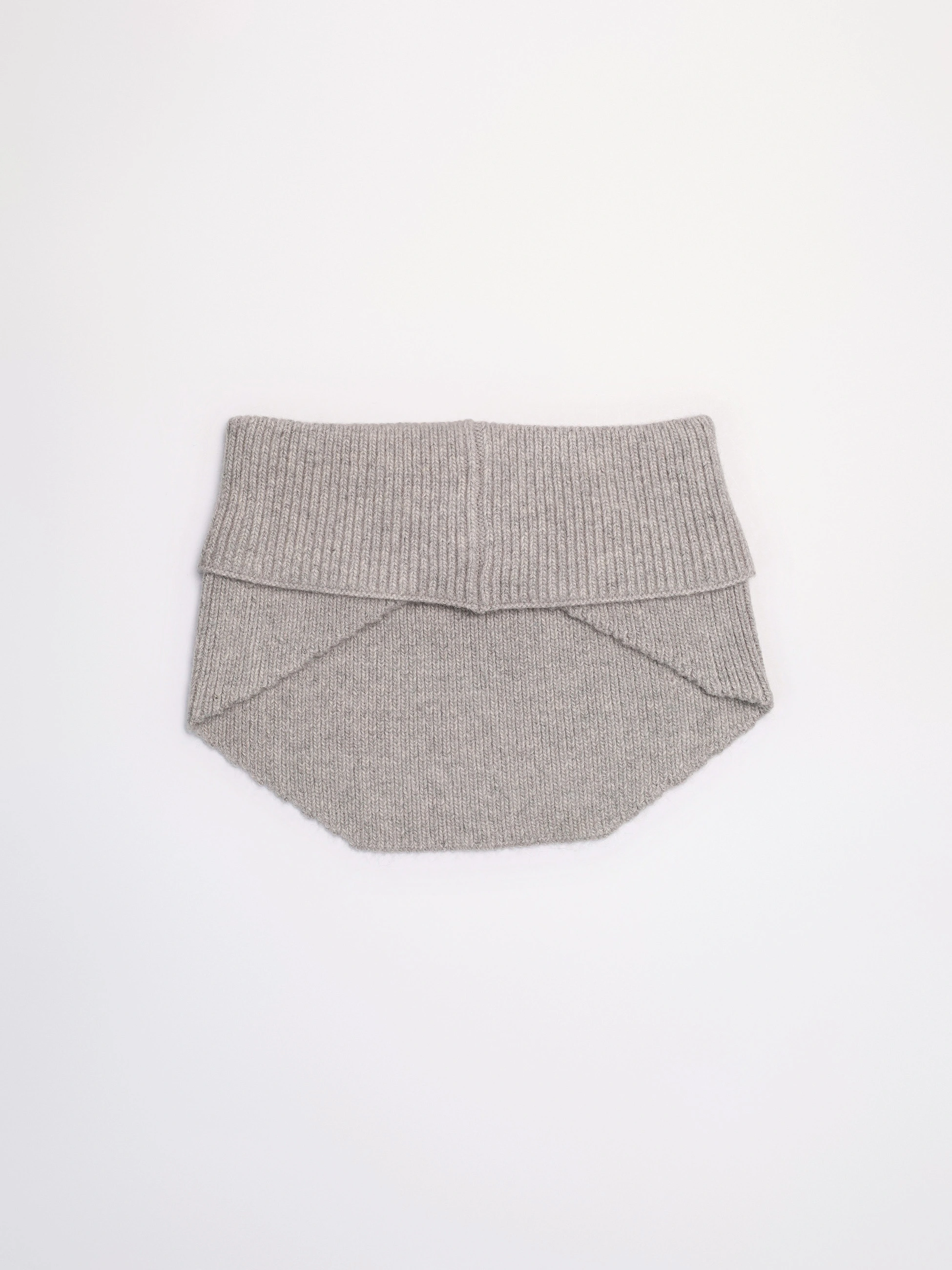 Шарф-манишка с декоративной нашивкой в ассортименте